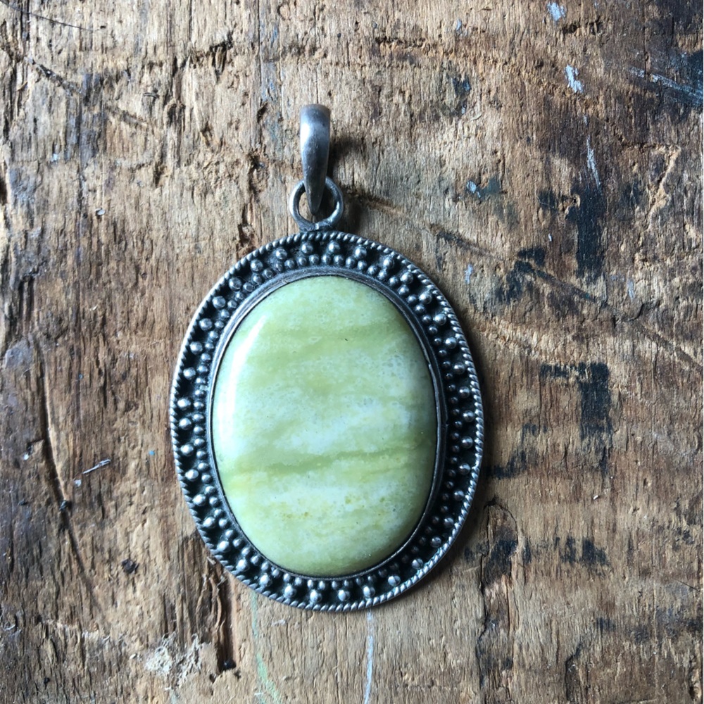 Stunning sterling silver pendant with a semi precious green stone